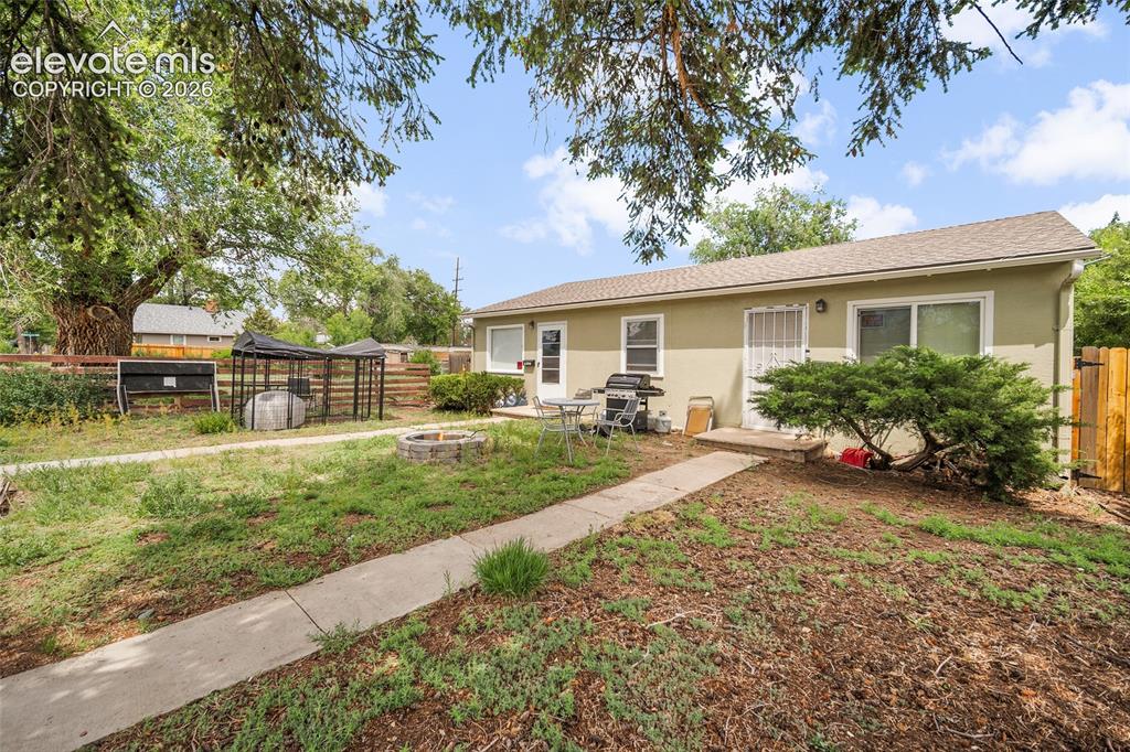 Image 19 of 32: Front yard.