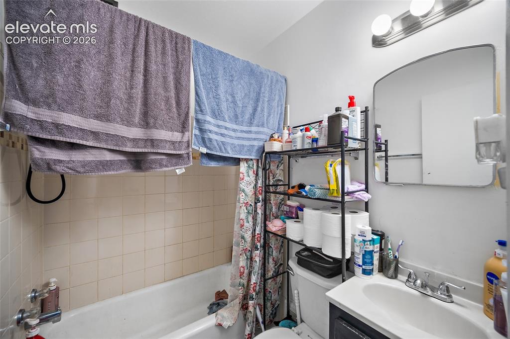 Image 7 of 32: 915 Bathroom.