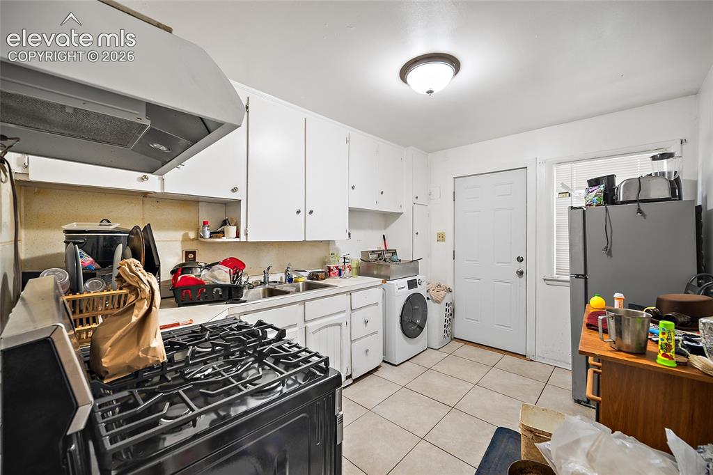 Image 8 of 32: 915 Kitchen.