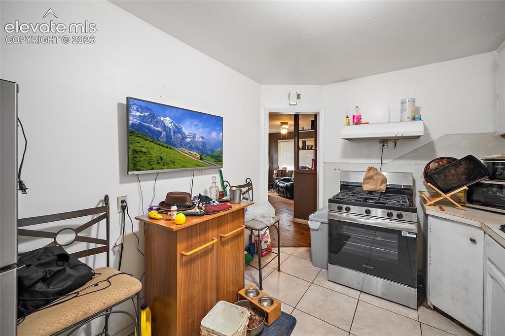 Image 9 of 32: 915 Kitchen.