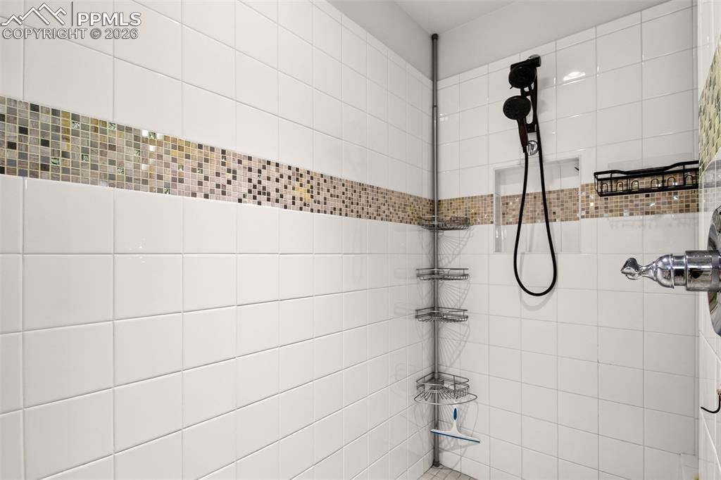 Image 25 of 48: Bathroom