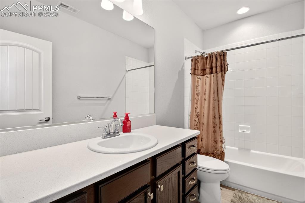 Image 36 of 48: Bathroom