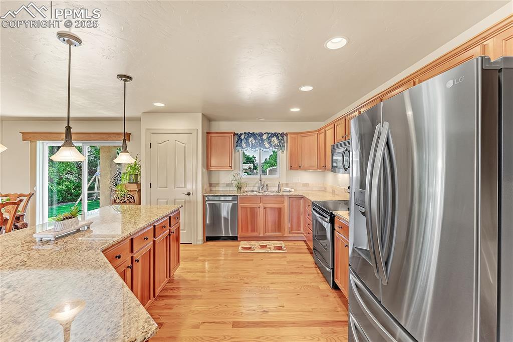Image 10 of 47: Kitchen