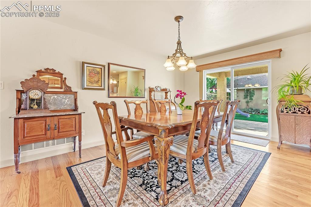 Image 13 of 47: Dining Area
