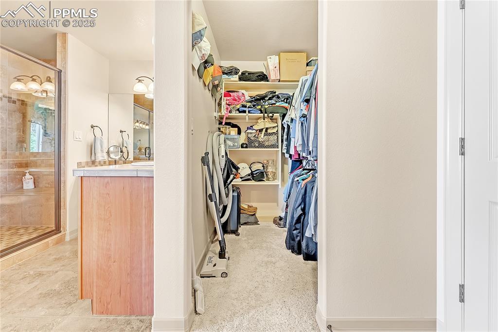 Image 21 of 47: Closet