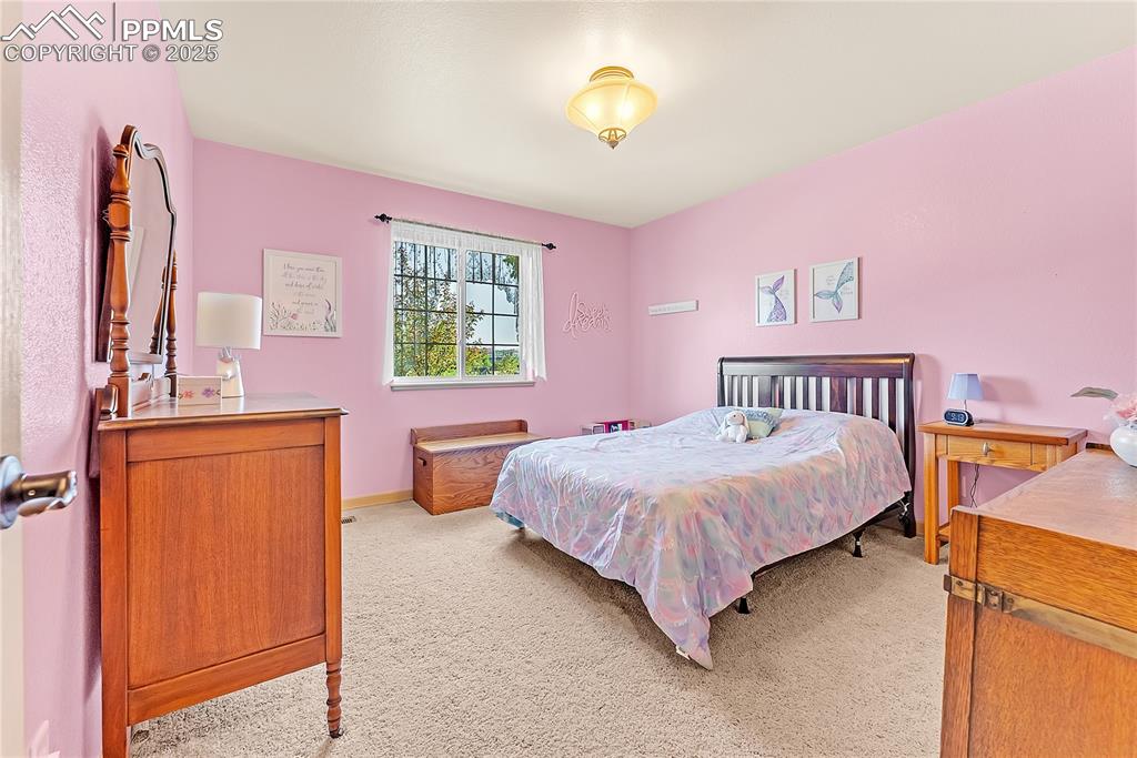 Image 22 of 47: Bedroom