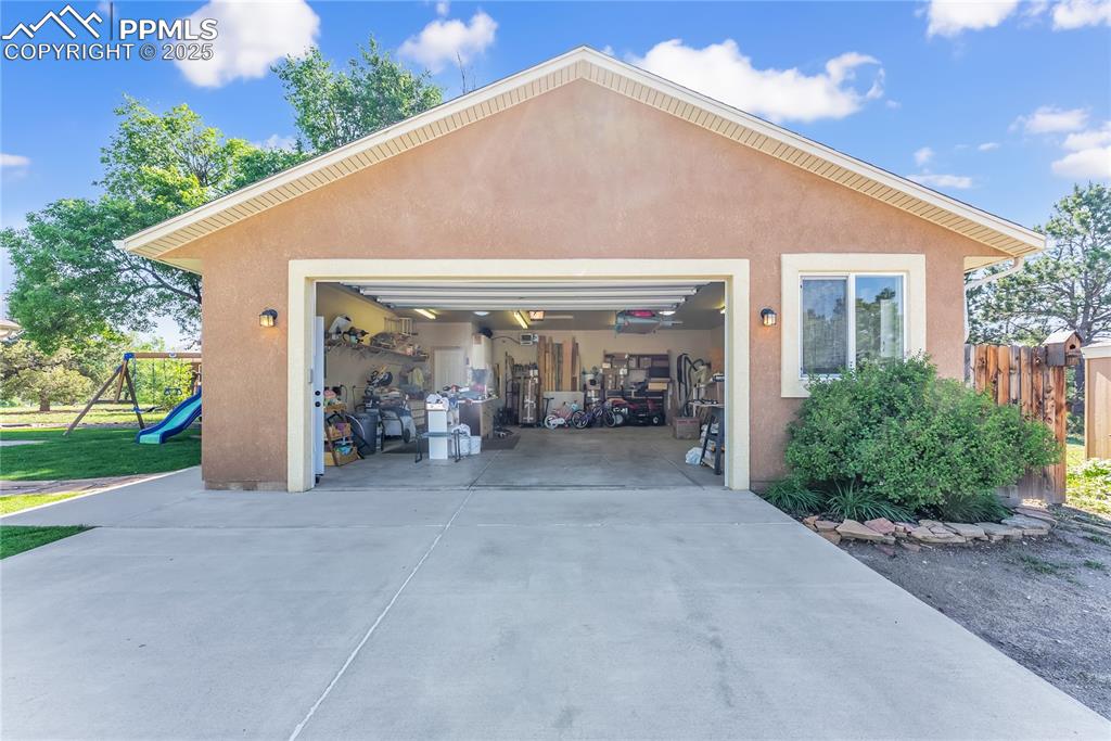 Image 41 of 47: Garage
