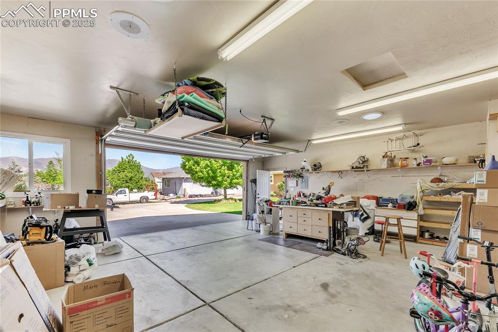 Image 42 of 47: Garage