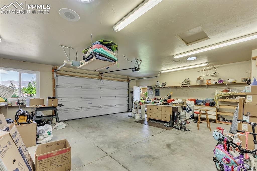 Image 44 of 47: Garage