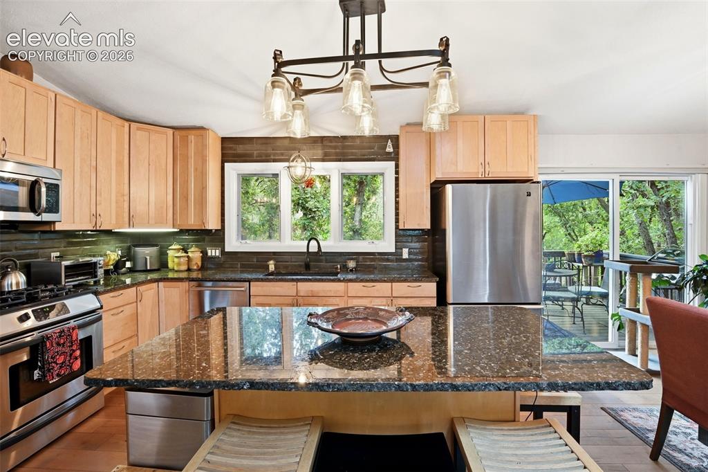 Image 10 of 50: Kitchen