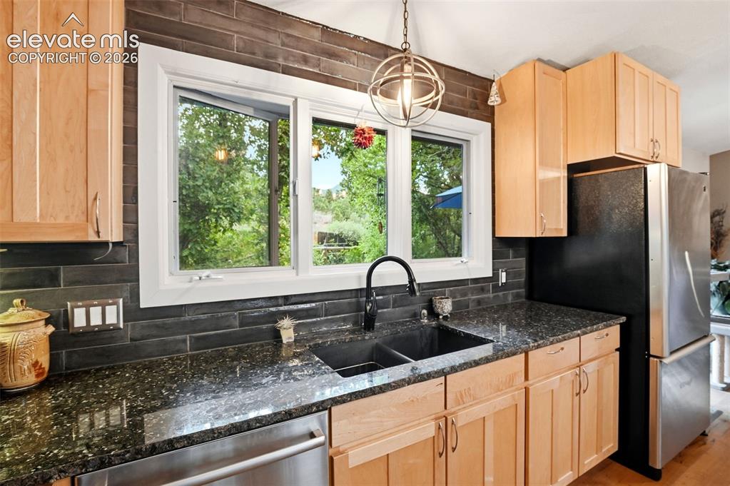 Image 11 of 50: Kitchen
