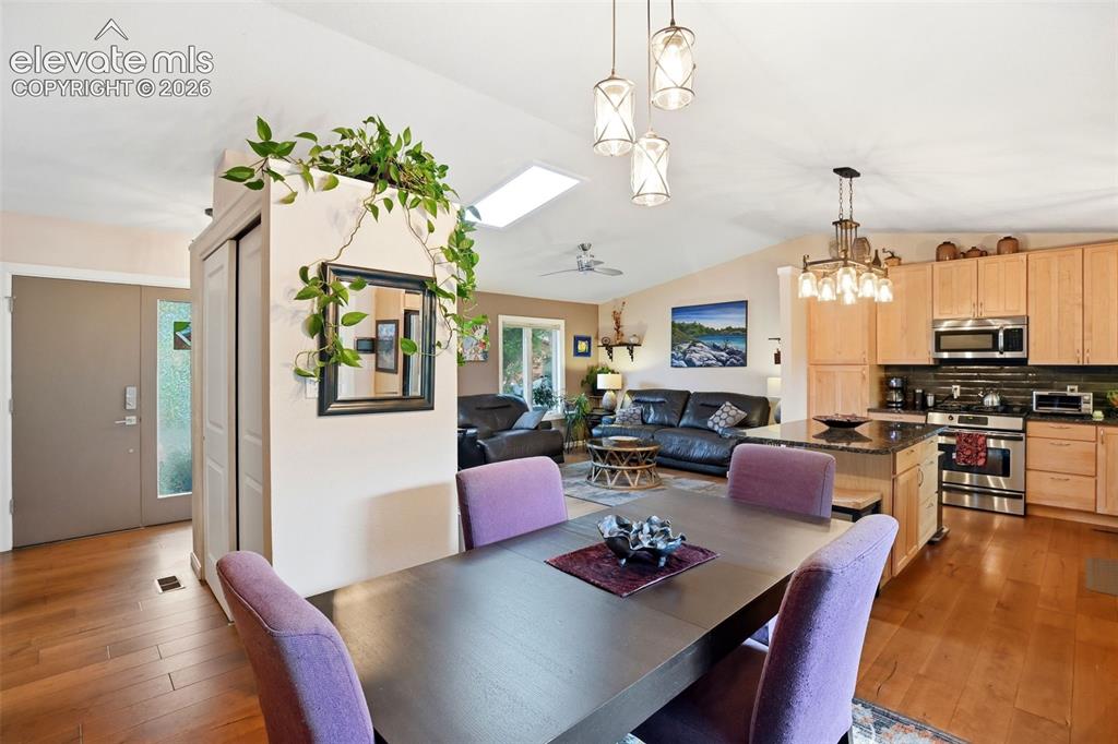 Image 14 of 50: Dining Area