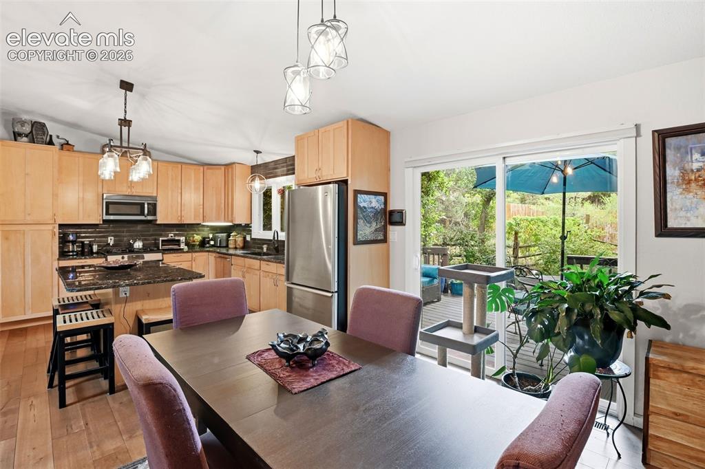 Image 15 of 50: Dining Area