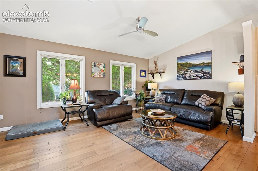 Image 8 of 50: Living Room