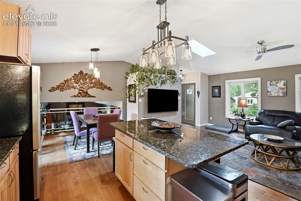 Image 9 of 50: Kitchen