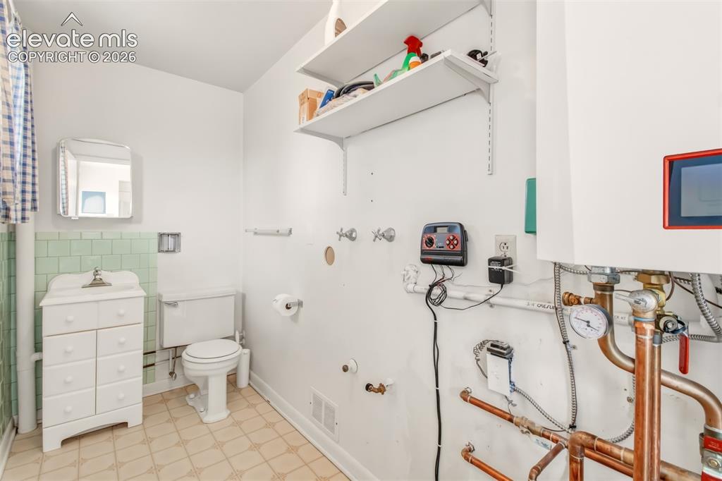 Image 9 of 25: Half bathroom/Utility room