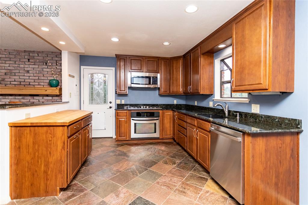 Image 15 of 50: Kitchen