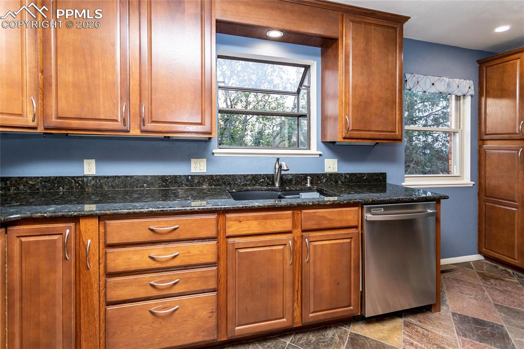 Image 16 of 50: Kitchen