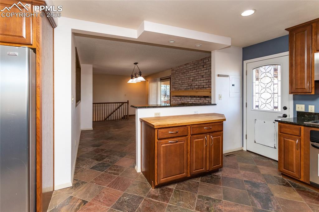 Image 18 of 50: Kitchen