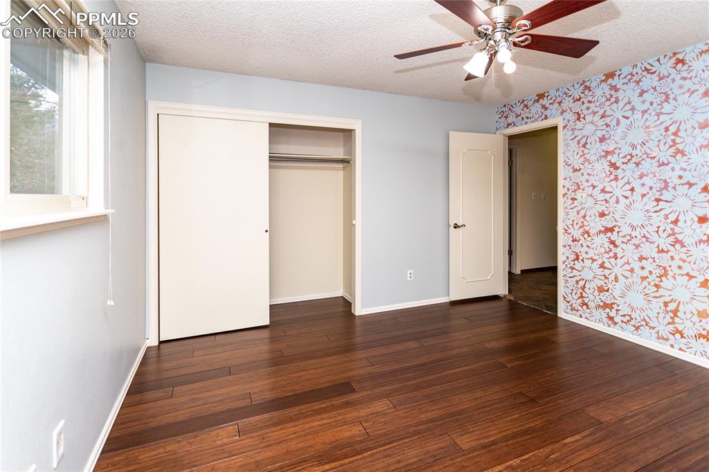 Image 31 of 50: Bedroom