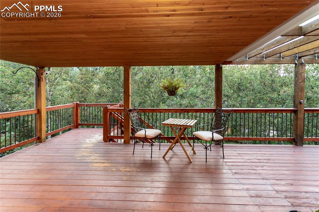 Image 42 of 50: Deck