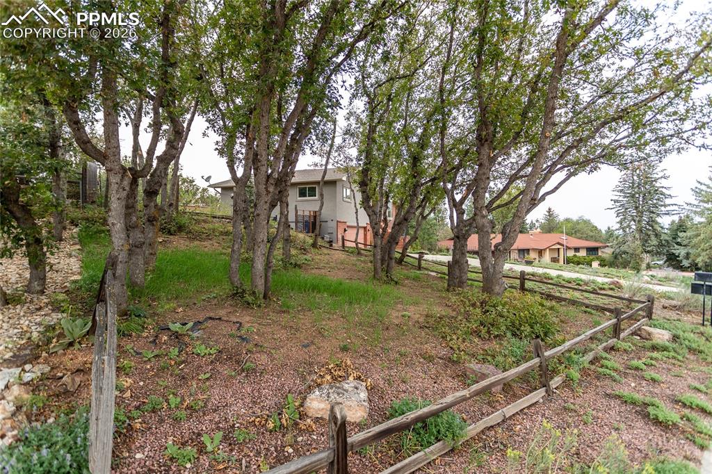 Image 47 of 50: Yard