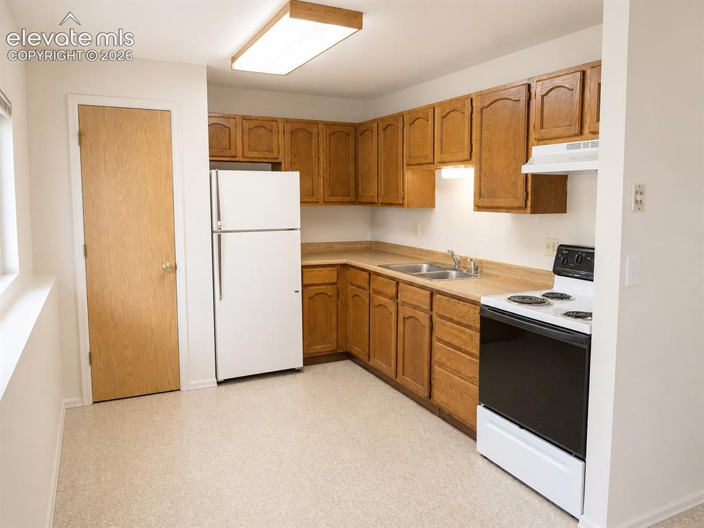 Image 3 of 9: Kitchen