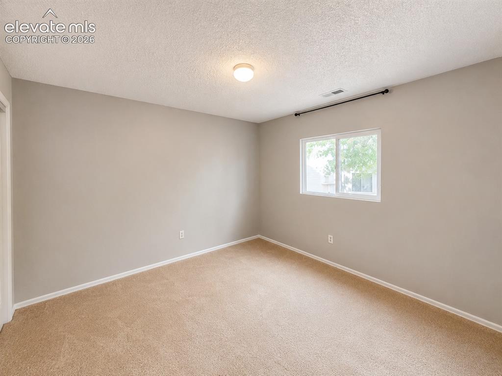 Image 4 of 9: Bedroom
