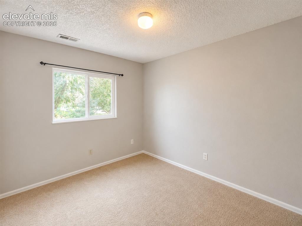 Image 5 of 9: Bedroom