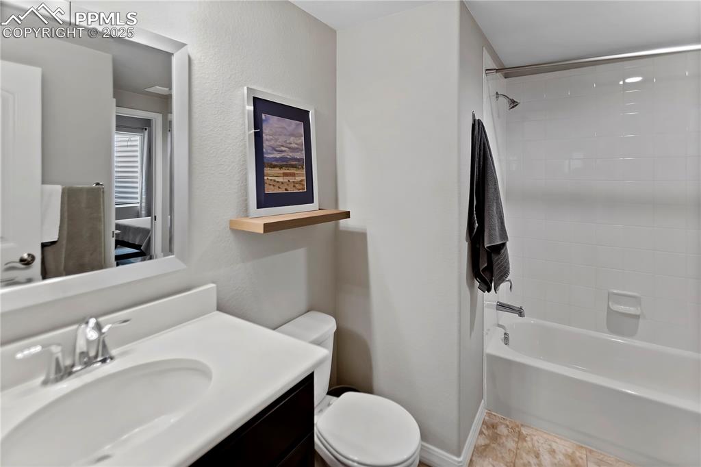 Image 15 of 36: Bathroom
