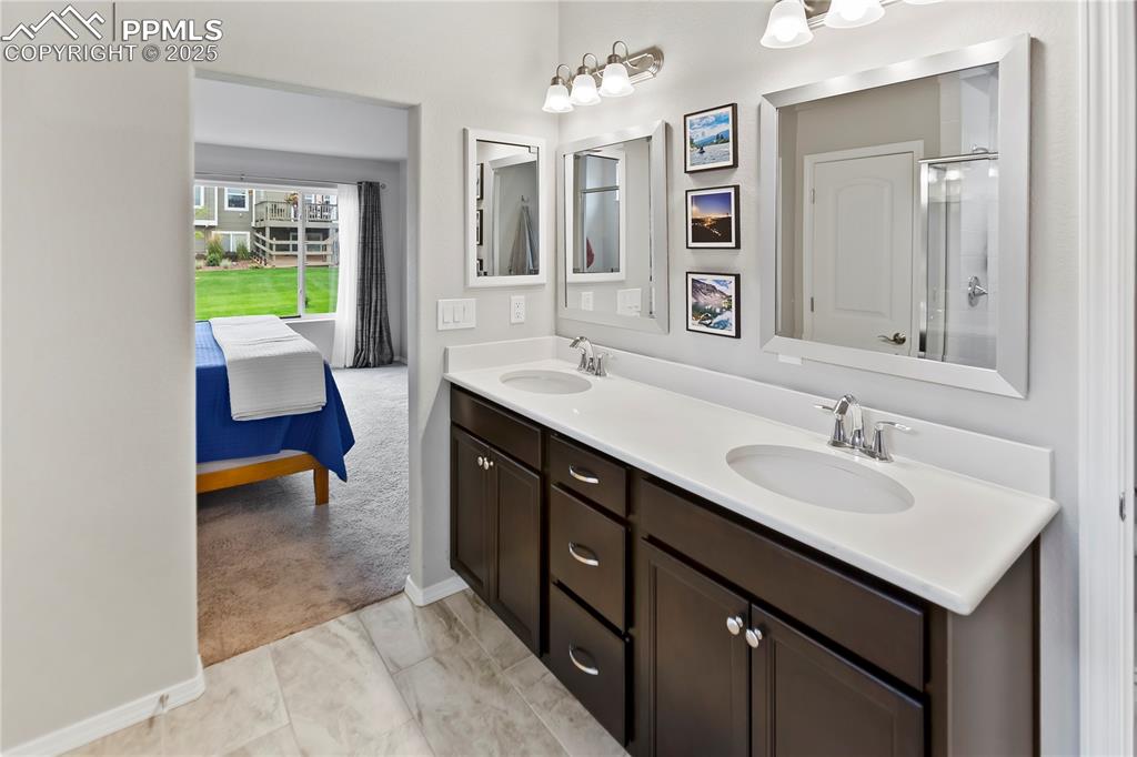 Image 16 of 36: Bathroom