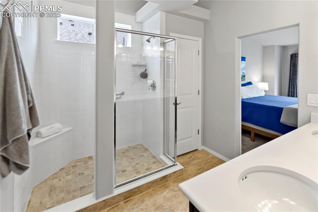 Image 17 of 36: Bathroom