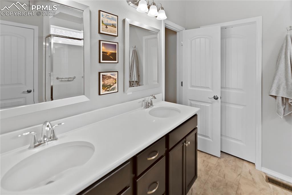 Image 18 of 36: Bathroom