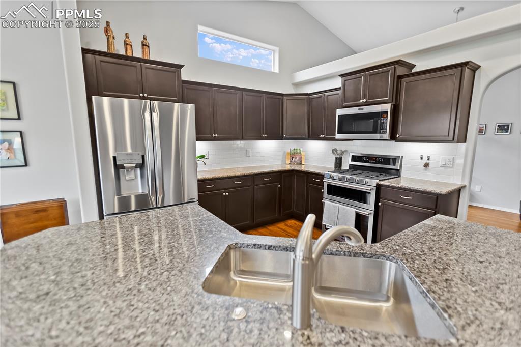 Image 25 of 36: Kitchen