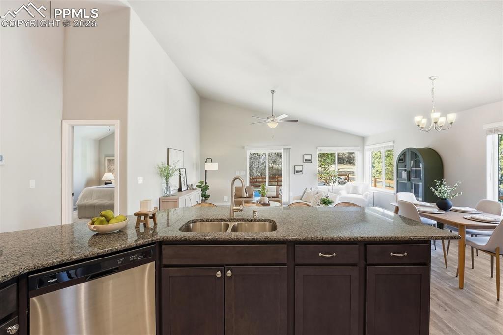 Image 15 of 49: Kitchen