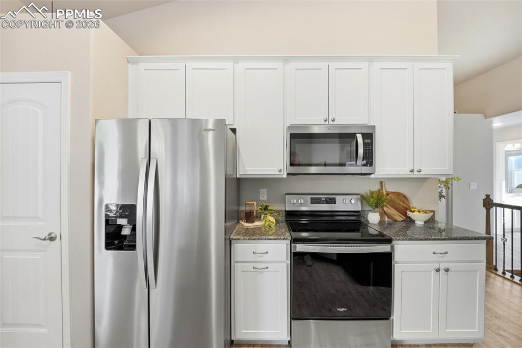 Image 16 of 49: Kitchen