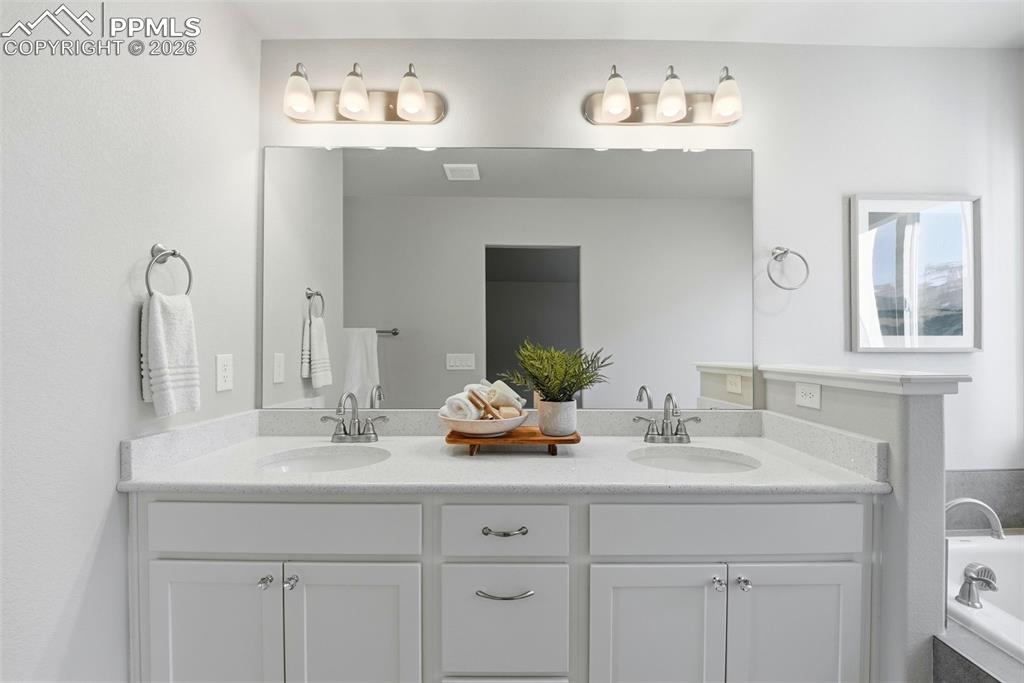 Image 22 of 49: Bathroom