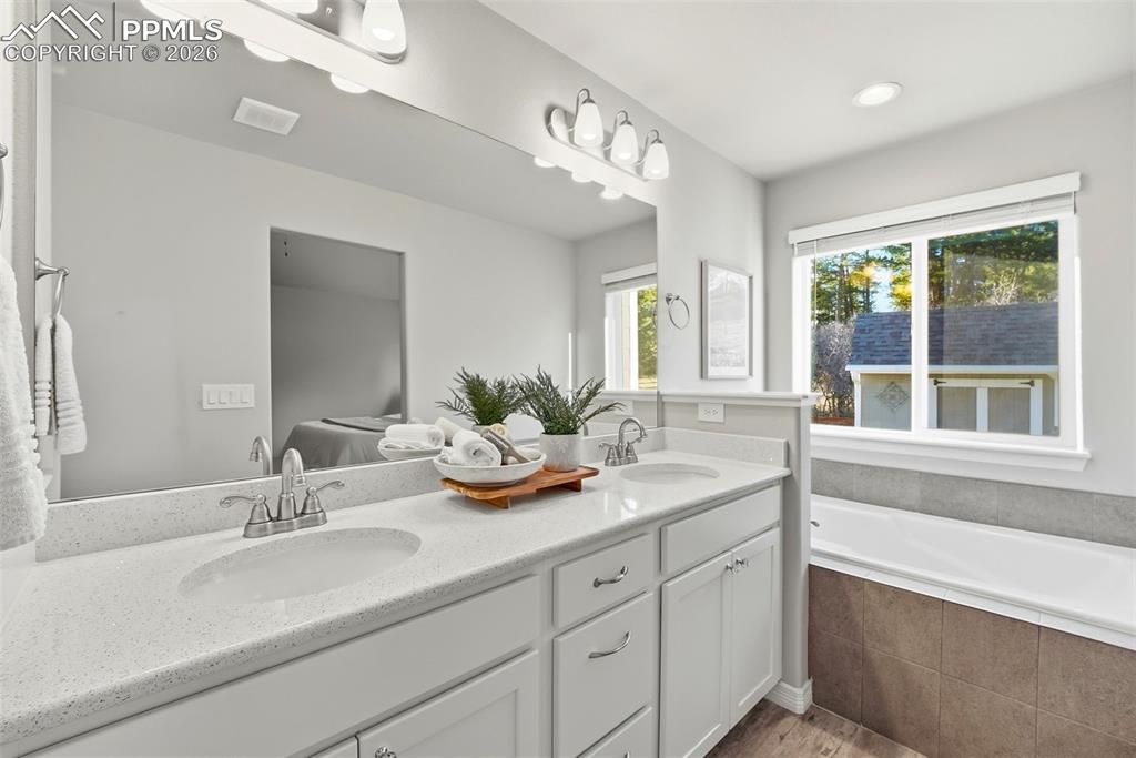 Image 23 of 49: Bathroom