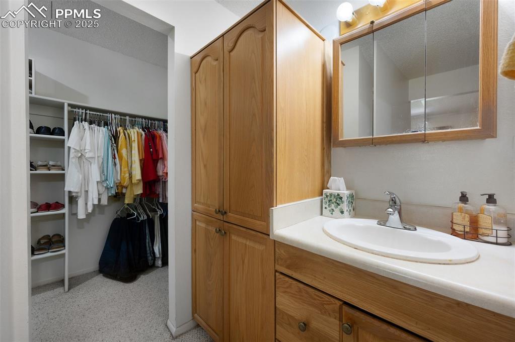 Image 16 of 40: Bathroom