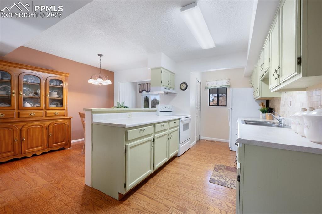 Image 3 of 40: Kitchen