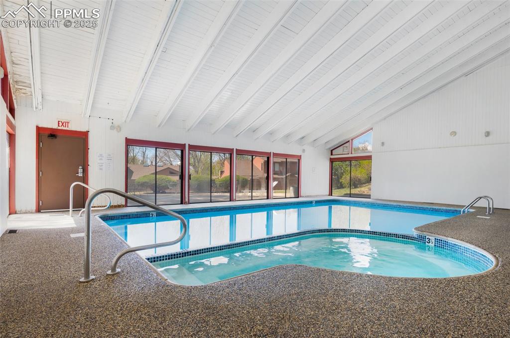 Image 34 of 40: Pool