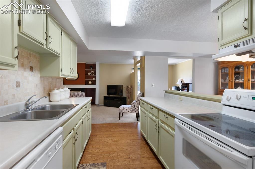 Image 6 of 40: Kitchen