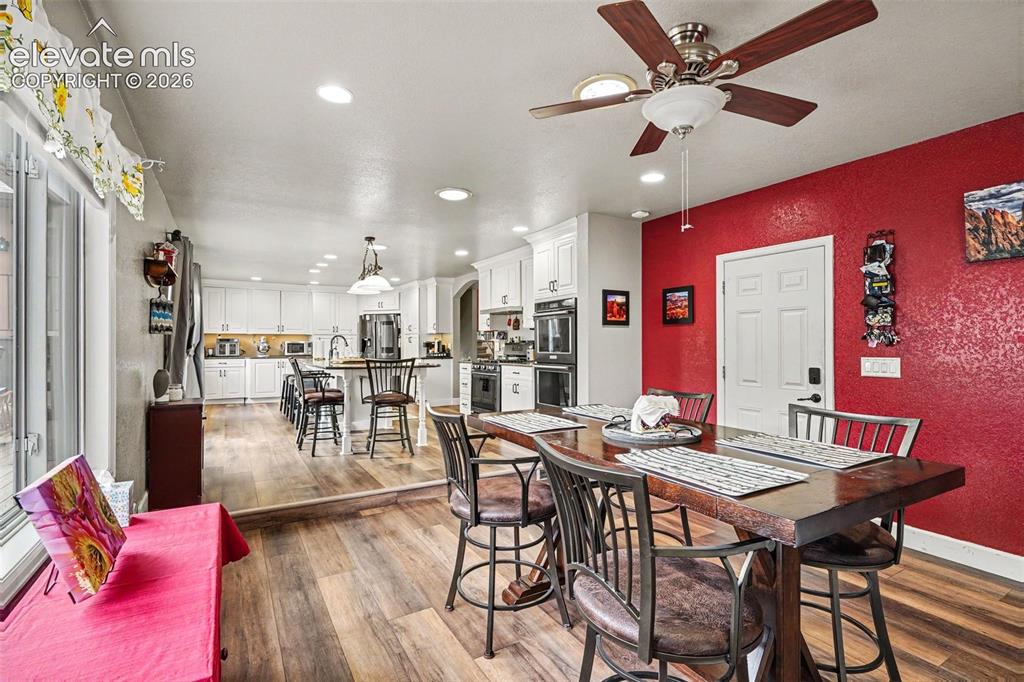 Image 12 of 50: Dining Area