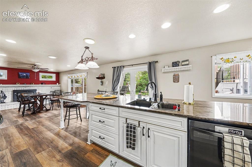 Image 14 of 50: Kitchen