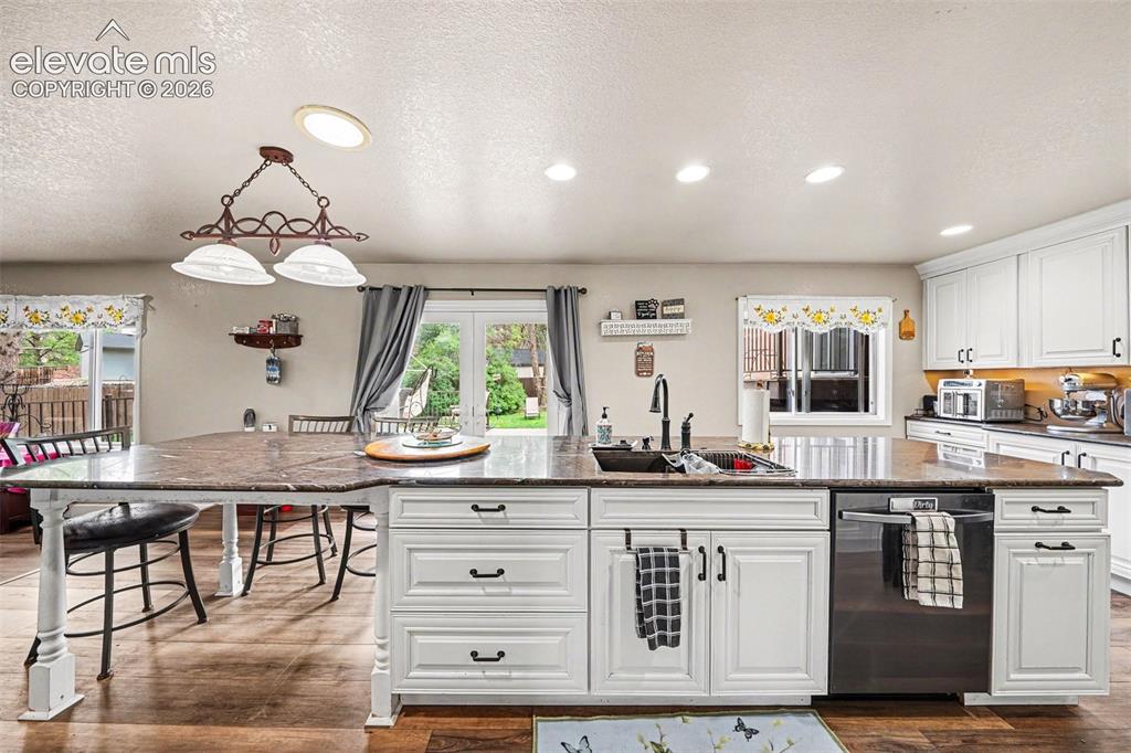 Image 15 of 50: Kitchen
