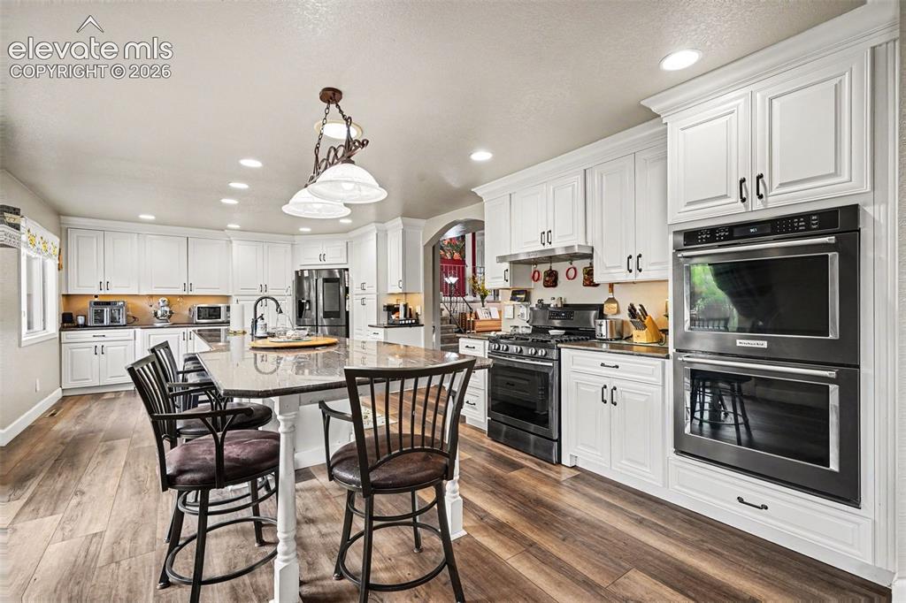 Image 16 of 50: Kitchen