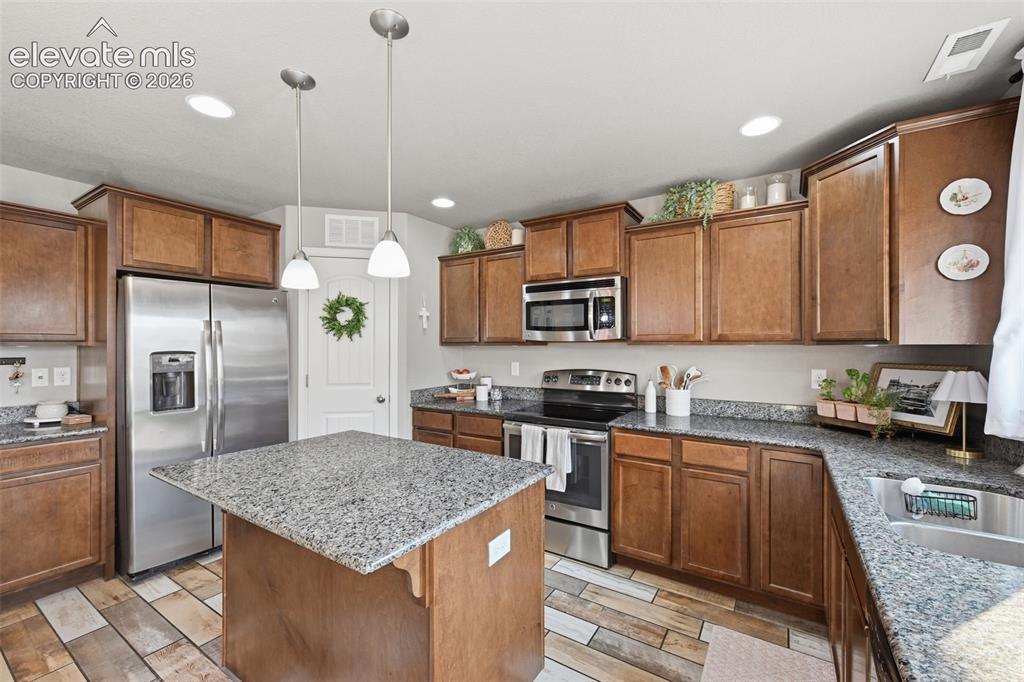 Image 11 of 31: Kitchen