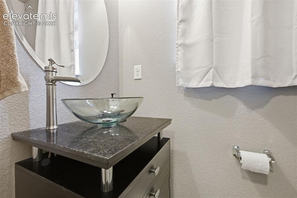 Image 14 of 31: Bathroom