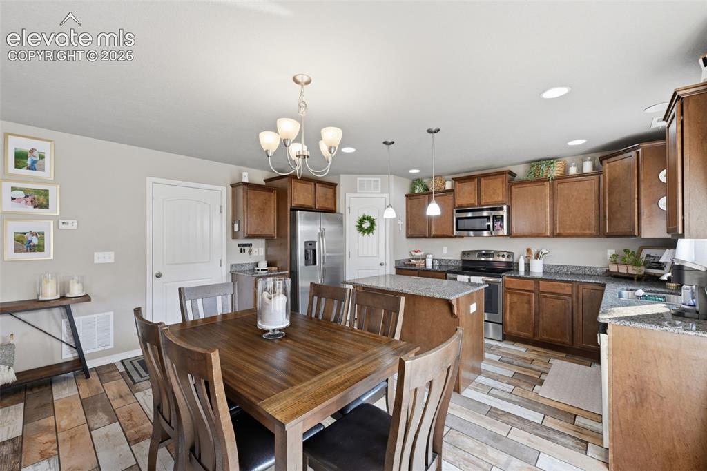 Image 8 of 31: Dining Area