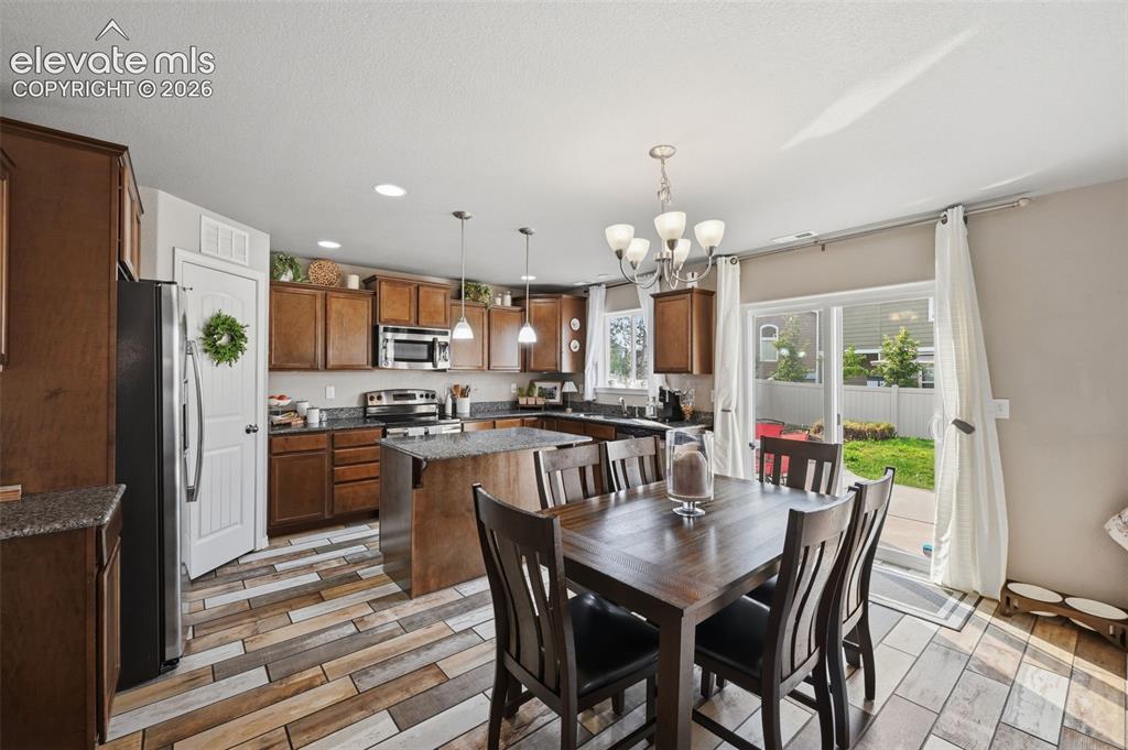 Image 9 of 31: Dining Area